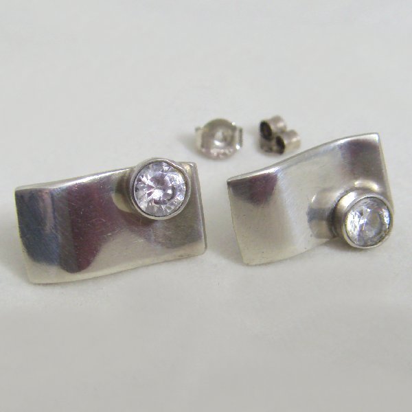 (e1235)Silver earrings rectangular-shaped.